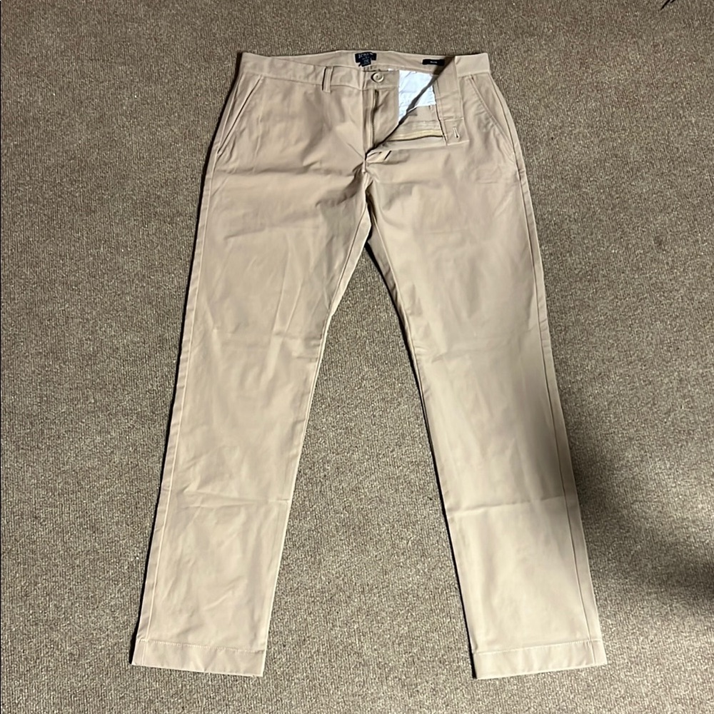 J. Crew Men's Khaki Chinos

Slim fit. 32x32.  NWOT.